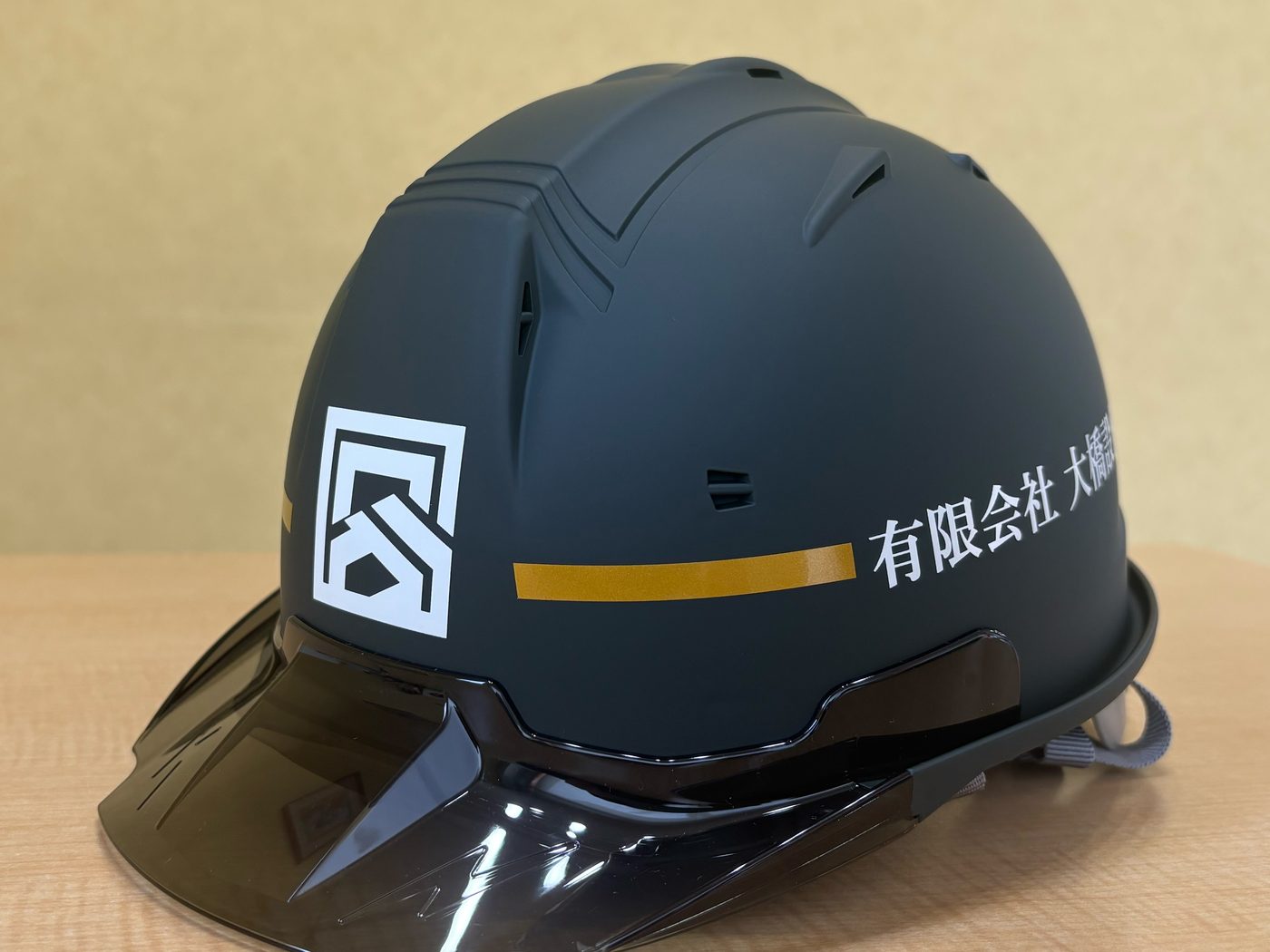 新しいロゴを配した大橋設備のヘルメット